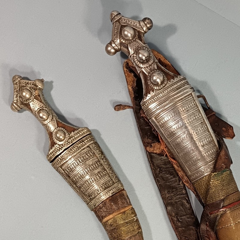 POIGNARD WAHABITE PENINSULE ARABIQUE ET AFRIQUE DE L'EST SABIKI WAHHABITE JAMBYIA DHARIA ENSEMBLE DE 2 POIGNARDS EN ARGENT
